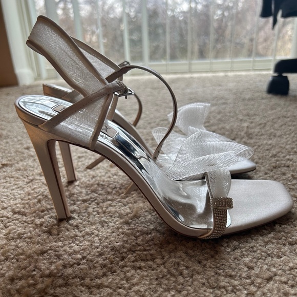 Badgley Mischka Peep Toe White Satin Heels Tulle Bows and Crystals Size 8.5 - Picture 4 of 6